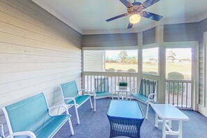 Terrace/patio - Beautiful condo on golf course with pool, hot tub, balcony, tennis court, & W/D (North Myrtle Beach)