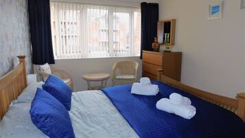 2 bedrooms, travel cot, bed sheets