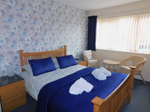 2 chambres, lit parapluie, draps fournis