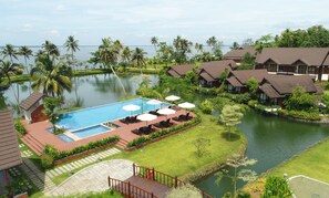 Outdoor pool - Gokulam Grand Resort & Spa (Kottayam)