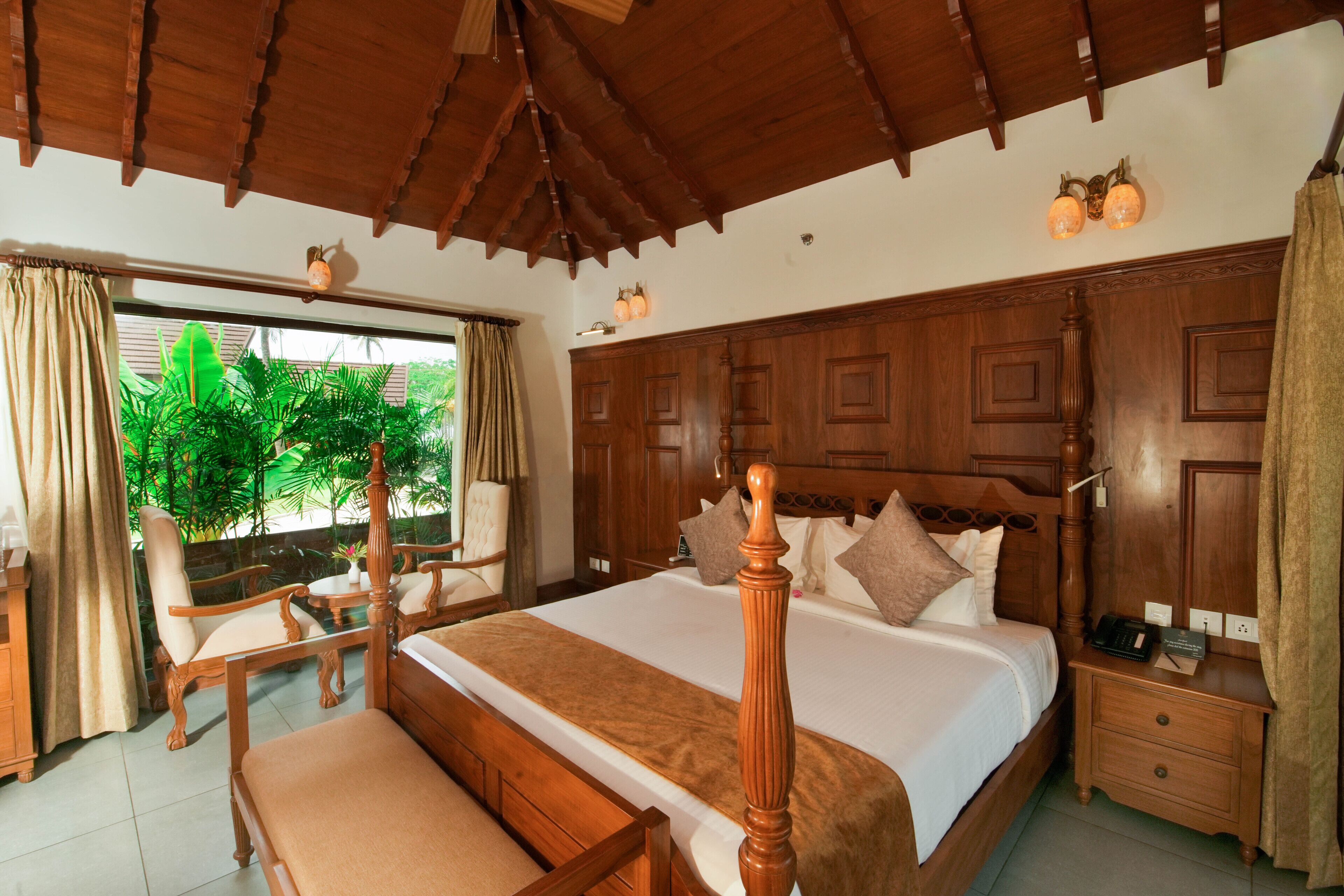 Un dormitorio espacioso con una cama grande, cabecero de madera y vistas al exterior.