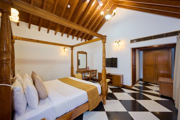 Luxury Studio Suite, 1 Bedroom, Balcony, Lake View | Egyptian cotton sheets, premium bedding, memory foam beds, minibar