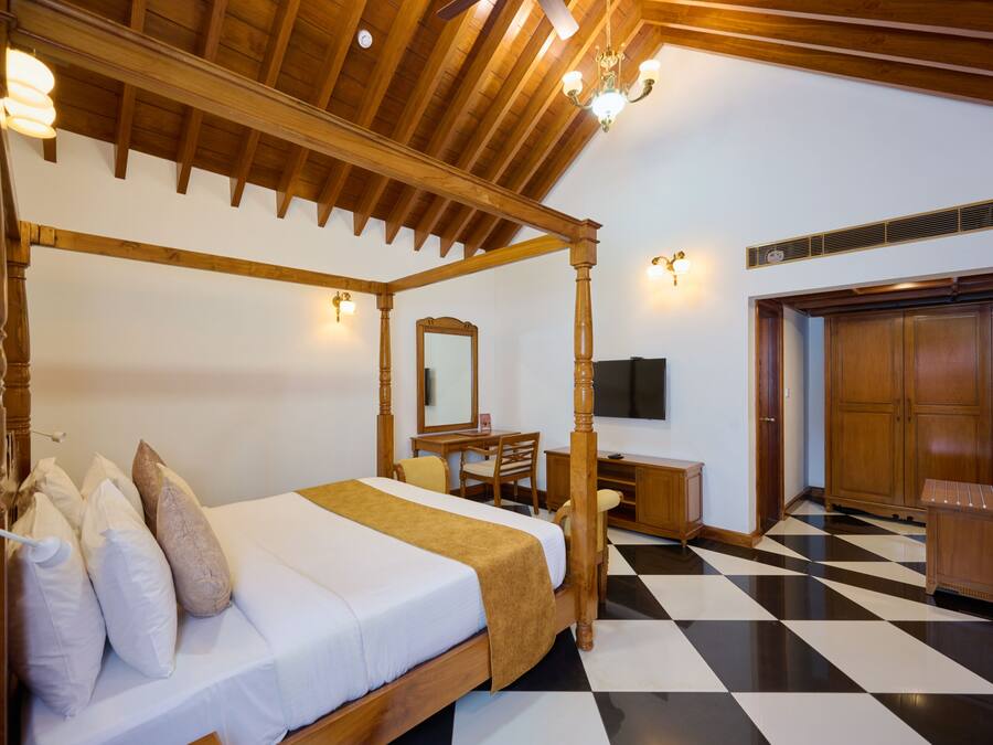 Luxury Studio Suite, 1 Bedroom, Balcony, Lake View