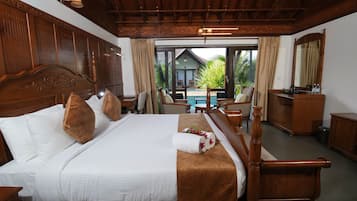 Quarto superluxo, 1 cama King, vista para a piscina, ao lado da piscina | Roupas de cama de algodão egípcio, roupas de cama premium