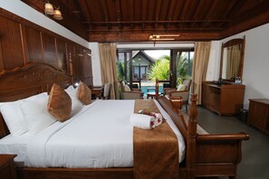 Egyptian cotton sheets, premium bedding, memory foam beds, minibar - Gokulam Grand Resort & Spa (Kottayam)