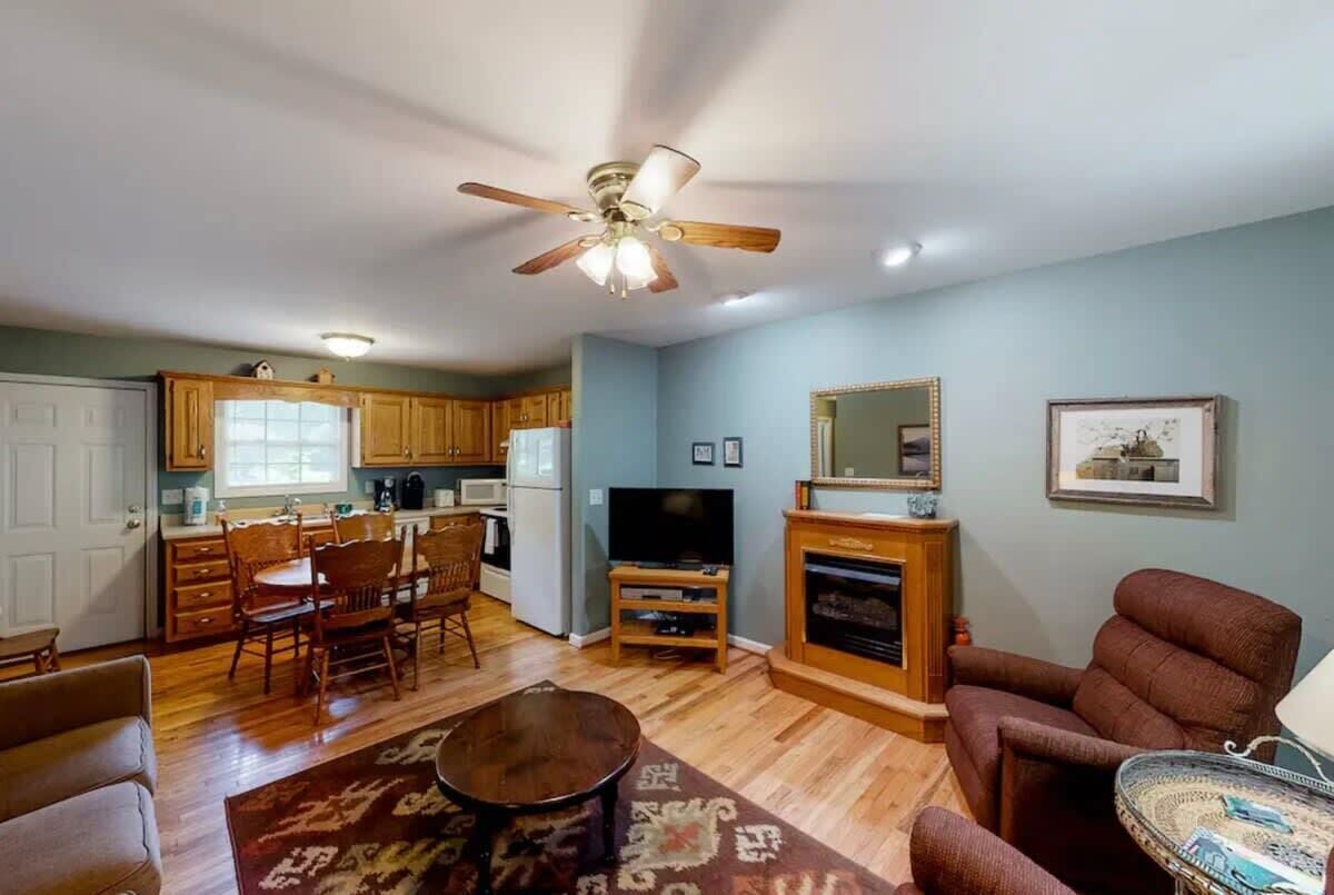 TV, peis, DVD-spiller og kontorer