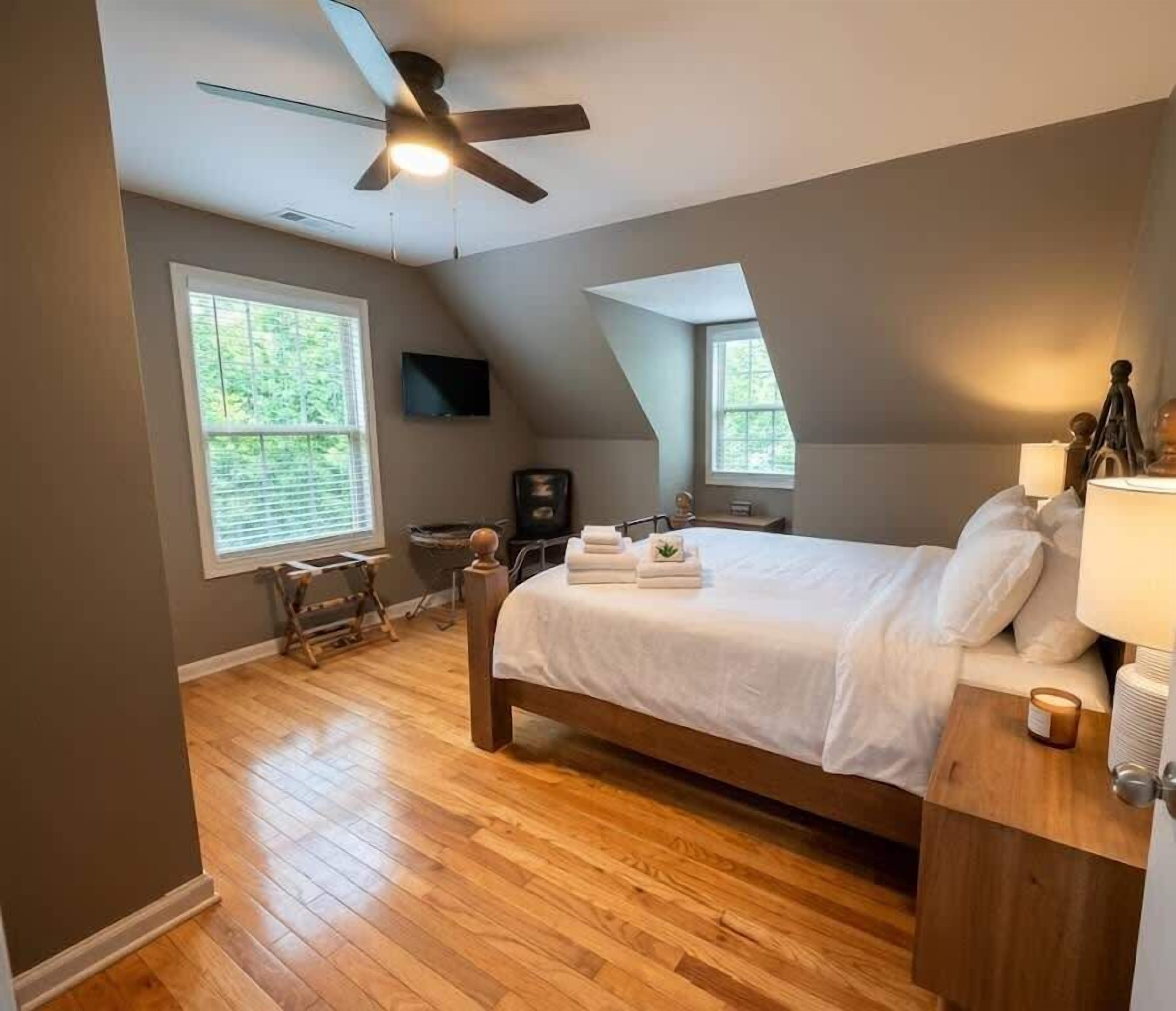 3 bedrooms, iron/ironing board, WiFi, bed sheets
