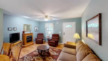 Una televisión, una chimenea, una oficina