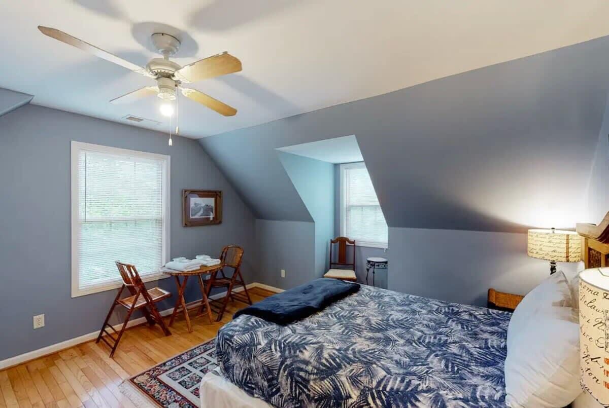 3 habitaciones, tabla de planchar con plancha, wifi y ropa de cama 