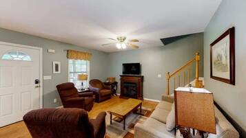 テレビ、暖炉、DVD プレーヤー、書斎 / ワークスペース