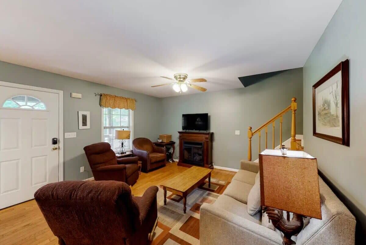 Télévision, cheminée, espaces bureaux