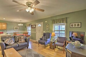 TV, fireplace, offices - Sweet Seclusion at Cabins in the Clouds! (Rising Fawn)