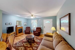 TV, fireplace, offices - The Great Getaway at Cabins in the Clouds! (Rising Fawn)