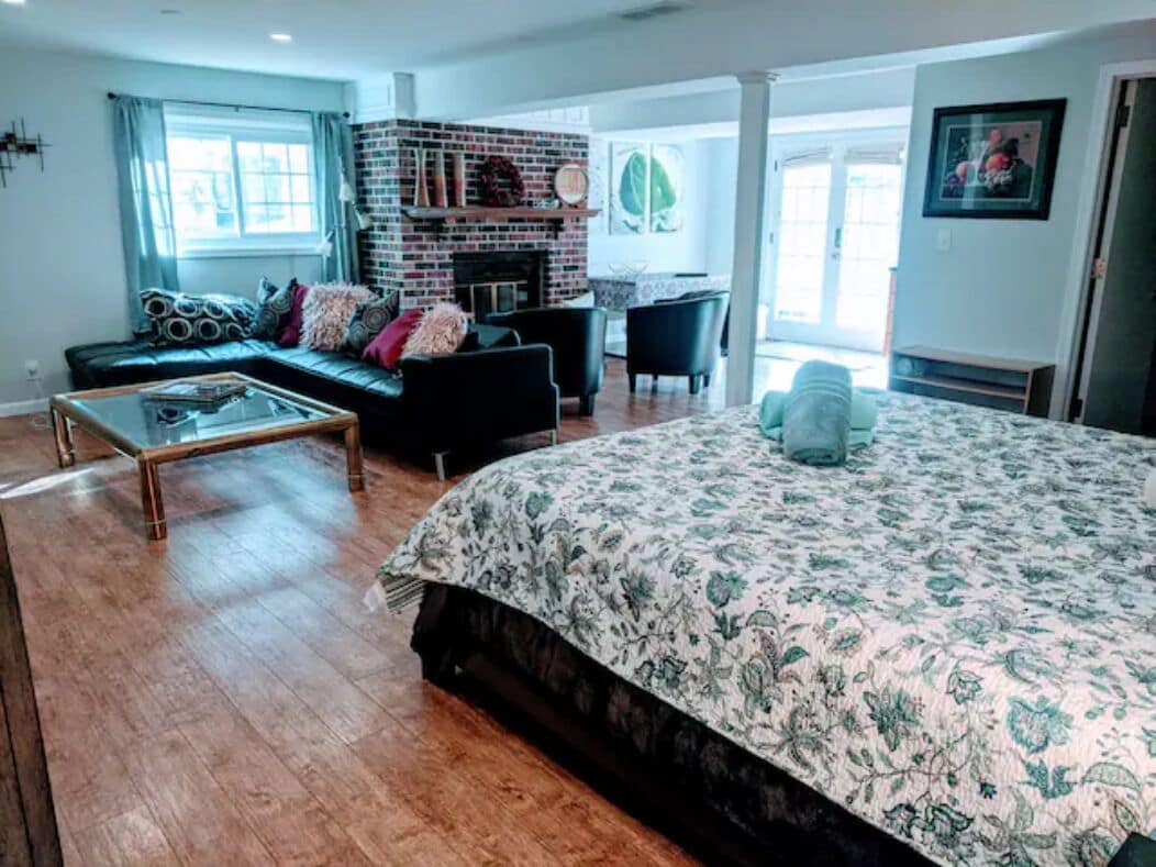 2 bedrooms, travel crib, free WiFi, bed sheets