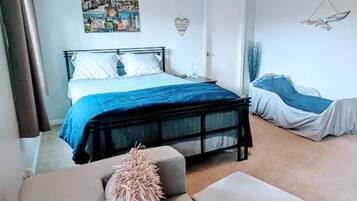 2 室のベッドルーム、旅行用ベビーベッド、WiFi (無料)、ベッドシーツ