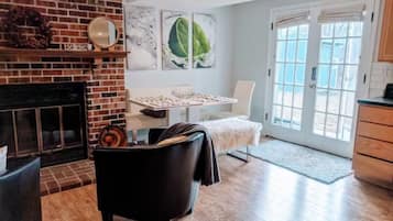 Smart TV, fireplace