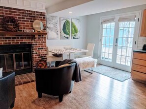 Una Smart TV, una chimenea