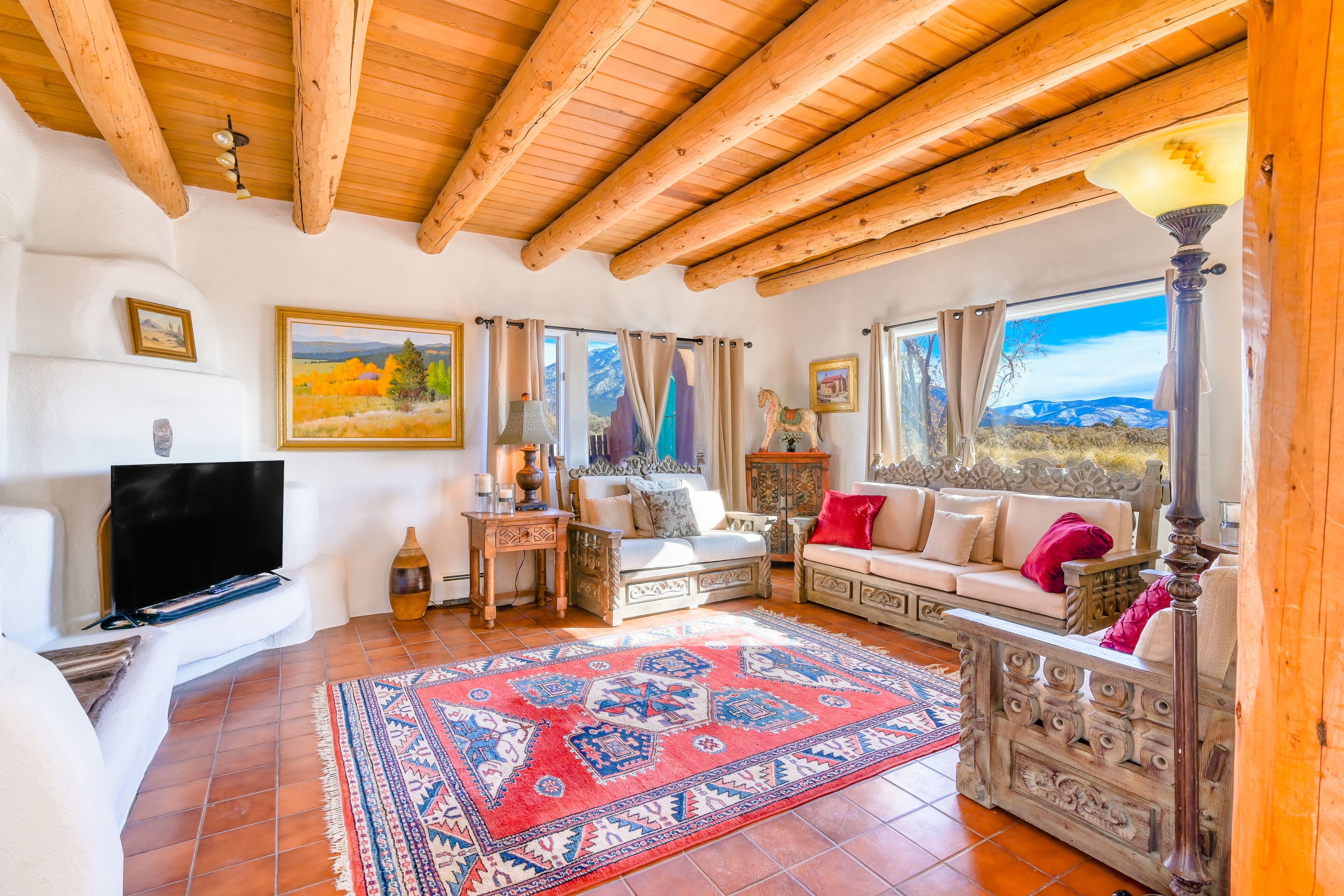 Vibrant dog-friendly townhouse with stunning mountain vistas - close to skiing