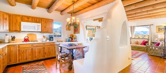 Vibrant dog-friendly townhouse with stunning mountain vistas - close to skiing
