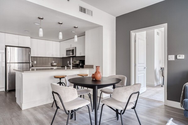 Dining - Amazing Mountain View 2BR w/ Gym, Roof & W/D, nr highways, by Blueground (South Bay)