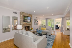 Smart TV, fireplace, DVD player, table tennis - Updated Eastside home near Montecito w/HotTub, gated yard, 2 car garage, EV Chgr (Santa Barbara)