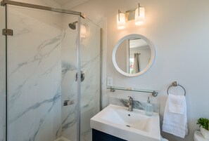 Douche, séchoir à cheveux, serviettes fournies, savon