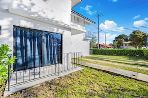 Property grounds - 10 BEDS, 4 BATHS, Sleep 16 in the most Prime Location in Miami!  (Miami)