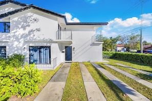 Exterior - 10 BEDS, 4 BATHS, Sleep 16 in the most Prime Location in Miami!  (Miami)