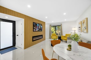 Interior - 10 BEDS, 4 BATHS, Sleep 16 in the most Prime Location in Miami!  (Miami)