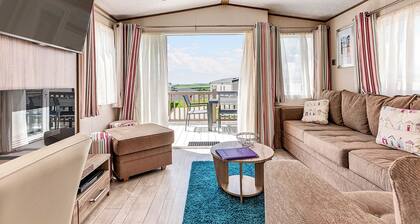 Modern 12ft-wide holiday home with one double with en suite W.