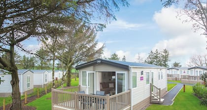 Modern 12ft-wide holiday home with one double with en suite W.