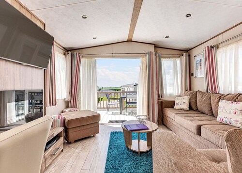 Modern 12ft-wide holiday home with one double with en suite W.