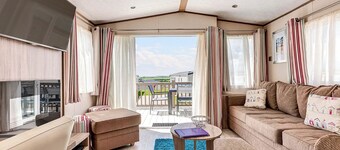 Modern 12ft-wide holiday home with one double with en suite W.