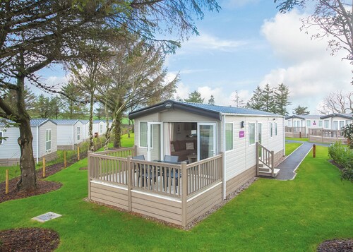 Modern 12ft-wide holiday home with one double with en suite W.