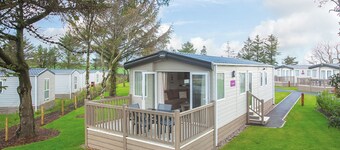 Modern 12ft-wide holiday home with one double with en suite W.