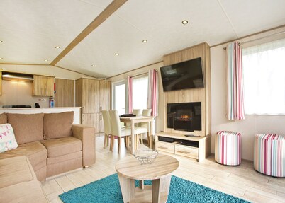 Modern 12ft-wide holiday home with one double with en suite W.