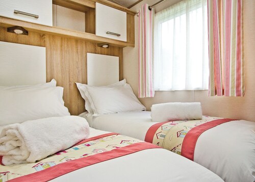 Modern 12ft-wide holiday home with one double with en suite W.