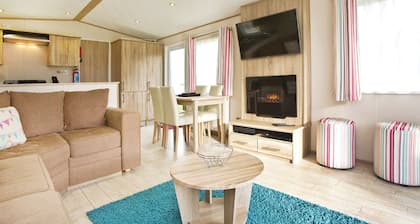 Modern 12ft-wide holiday home with one double with en suite W.