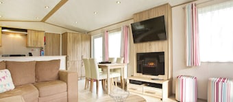 Modern 12ft-wide holiday home with one double with en suite W.
