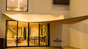 Blackout drapes, free WiFi, bed sheets