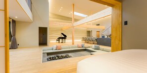 Cortinas blackout, wifi gratis y ropa de cama 