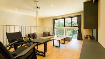 Villa, ikke-røyk, kjæledyr ikke tillatt (Building B) | Oppholdsområde | En 55-tommers Flatskjerm-TV med digitale kanaler samt TV