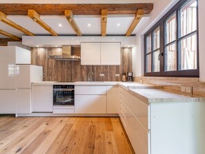 Kjøleskap, ovn, kokeplater og oppvaskmaskin