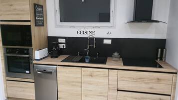 Een koelkast, een microgolfoven, een oven, een kookplaat