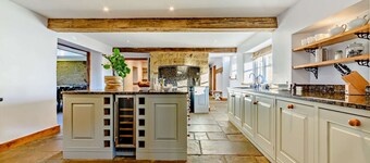 8 bedroom luxury holiday home in the Cotswolds with a hot tub - Stonewell Farmhouse