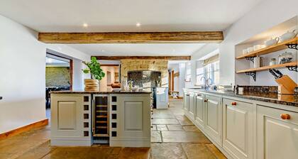 8 bedroom luxury holiday home in the Cotswolds with a hot tub - Stonewell Farmhouse