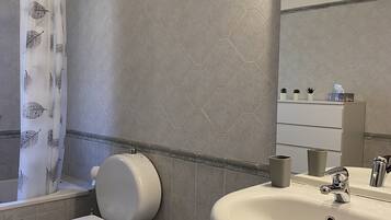 Asciugacapelli, bidet, asciugamani, sapone