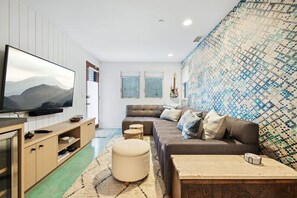 TV, fireplace, stereo