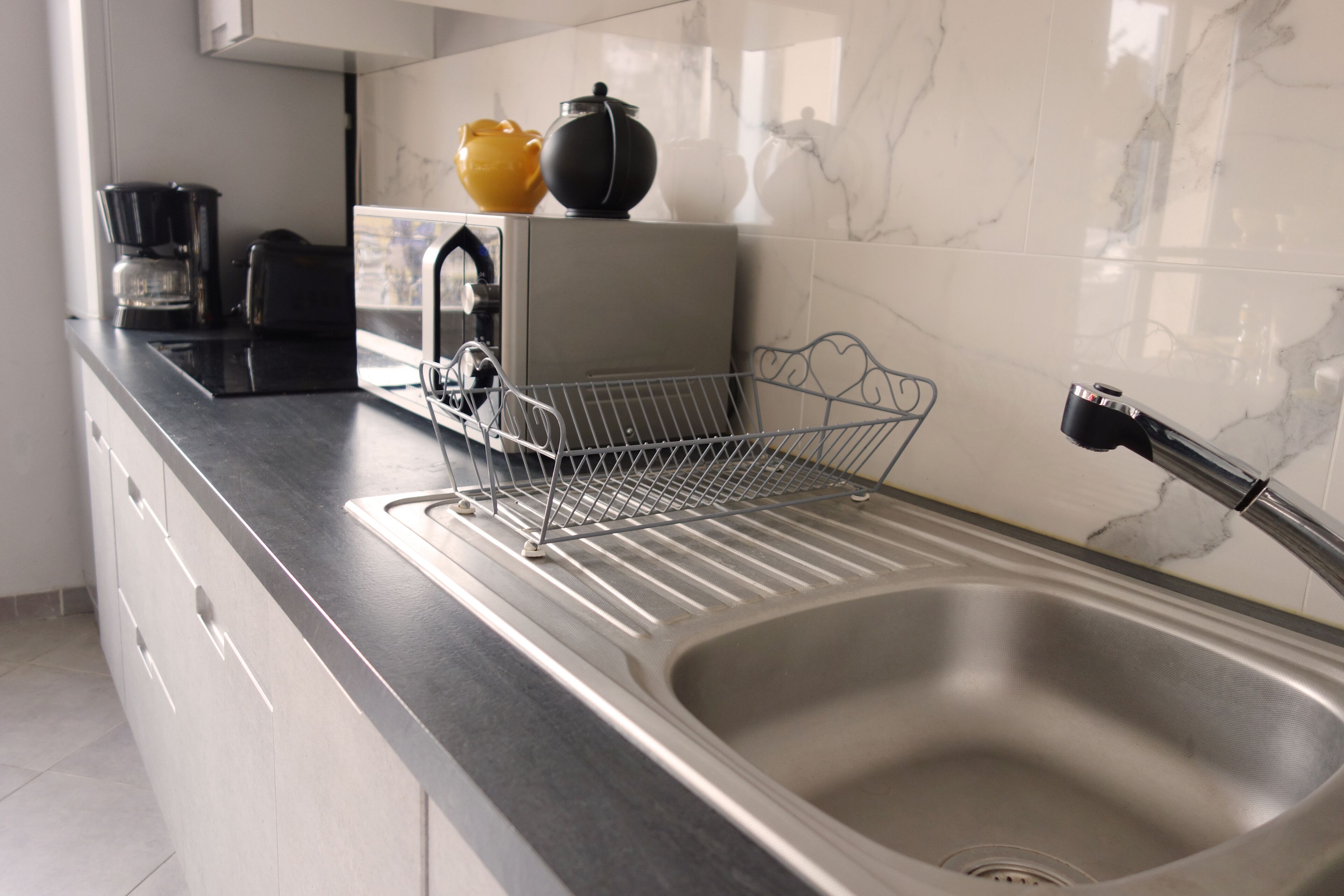 Een koelkast, een microgolfoven, een oven, een kookplaat