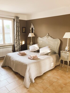 4 chambres, fer et planche à repasser, Wi-Fi, draps fournis